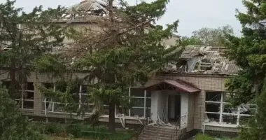 Російські війська зруйнували школу в Бериславі