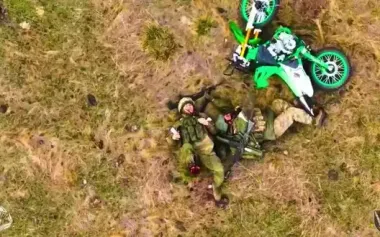 Russian invader writhes in field after losing his leg. VIDEO