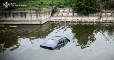 У Хмельницькому легковик Audi потонув у річці