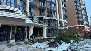 На Київщині через ворожу атаку дронів сталася пожежа, пошкоджені 10 автомобілів