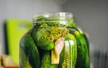 Вкусные и хрустящие: 8 лучших сортов огурцов для консервации