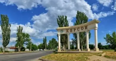 Обстріл Херсона: чоловіка витягли з-під завалів після влучання снаряда
