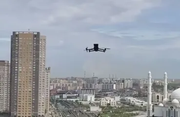 "Закройте окно": в Астане дрон подлетел на 20-й этаж и приказал не снимать военный парад (видео)