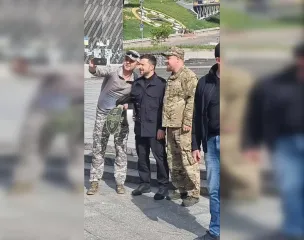 Делал селфи: Зеленский вышел в центр Киева и фотографировался с людьми, — соцсети (видео)