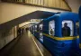 Київський метрополітен вирішив оновити меблі на 1,4 млн гривень, поки людям нема на чому сидіти під час тривог