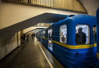 Київський метрополітен вирішив оновити меблі на 1,4 млн гривень, поки людям нема на чому сидіти під час тривог