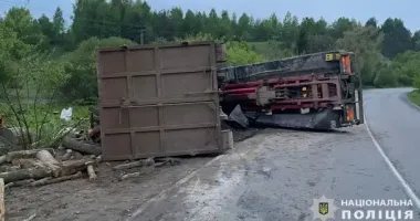 Во Львовской области перевернулся грузовик с дровами: пострадал человек
