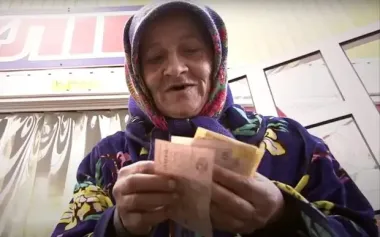 За це ви працювали все життя: пенсіонерам доплатять 100 гривень