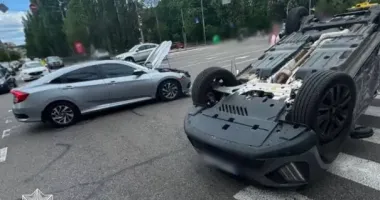 У центрі Києва авто перекинулось на дах: ускладнено рух