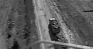Українські дронарі показали, як знищили танк і вантажівки окупантів
