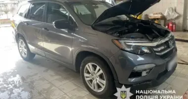 Під Києвом 18-річний водій заїжджав на автомийку та збив підлітка