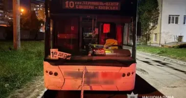 Инцидент в Тернополе: поездка в троллейбусе закончилась переломом руки