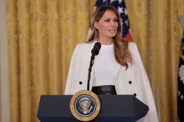 Мелания Трамп выгуляла на публике роскошный черно-белый образ (фото)