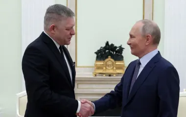 Каллас дорікнула Фіцо за участь у параді в Москві: Як ти можеш стояти пліч-о-пліч з Путіним?