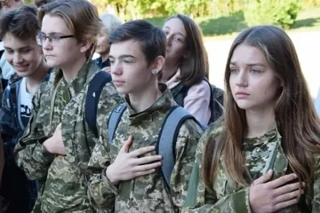 Школьники в Украине с 1 сентября начнут проходить общевойсковую подготовку: как это будет
