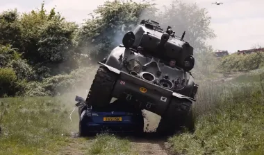 Послание Илону Маску: ветеран Второй мировой раздавил танком электрокар Tesla (видео)