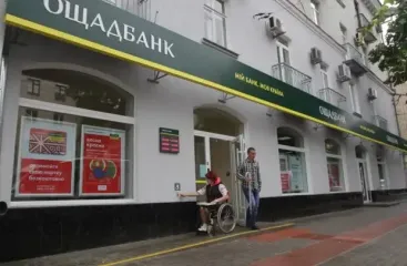 "Ощадбанк" блокирует личные средства клиентов: люди вынуждены влезать в кредиты