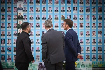 Зеленский, Стармер и Макрон прогулялись по центру Киева и говорили с украинцами (фото, видео)
