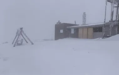 Прикарпатье утром засыпало снегом (видео)