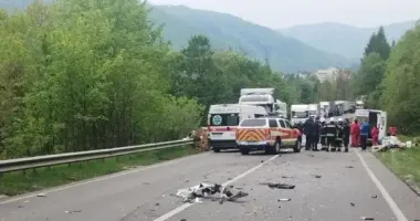 На Львівщині мікроавтобус зіткнувся з двома вантажівками: водій загинув