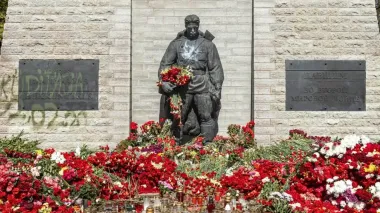 В Эстонии облили краской советский памятник "Бронзовый солдат"