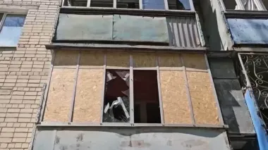 Two women injured in Russian artillery strike on Kherson – video