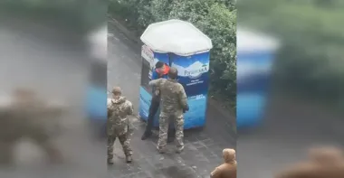 В Харькове сотрудник ТЦК бил мужчину в живот: что сказали в ведомстве (видео)
