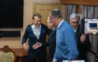 Це серветка, а не наркотик: у Макрона висміяли російські фейки про поїздку до Києва