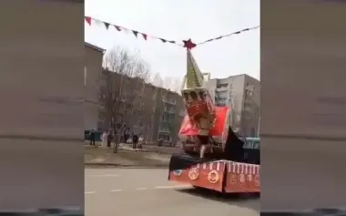 Kremlin tower falls from truck platform during parade in Khabarovsk Krai, Russia: "Oh, f#ck!". VIDEO