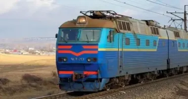 На Донеччині РФ атакувала поїзд Укрзалізниці: поранений машиніст