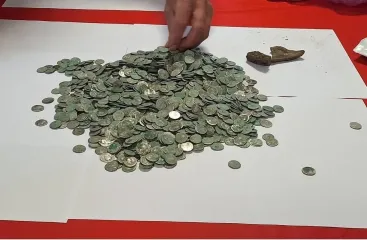 Обеспечил себя до конца жизни: мужчина нашел сокровища возрастом 2000 лет (фото)