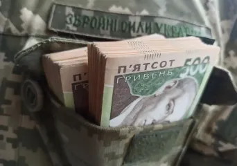 Военному ошибочно начислили 2,4 млн грн: он не вернул и ушел в СОЧ, что решил суд