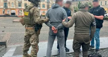 Правоохоронець з Буковини організував схему незаконного переправлення чоловіків за кордон