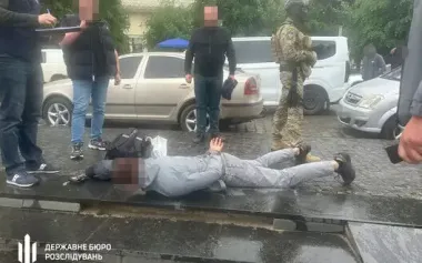 Law enforcement officer exposed in Bukovyna for promising ’unhindered’ border crossing for $9,000 – SBI. PHOTOS