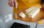 Лучшие способы размягчить сливочное масло на тост, выпечку или другое блюдо