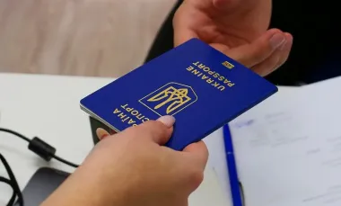 За рубежом упростили оформление паспортов для украинских мужчин: что известно