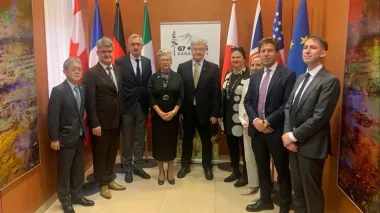 Poroshenko discusses situation on front, talks on ending war with ambassadors of G7, EU countries