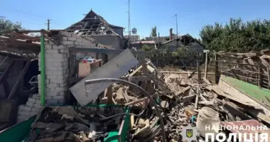Россияне обстреляли дом в пригороде Херсона: люди выбрались из под-завалов