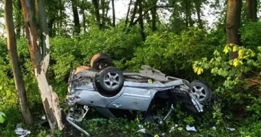 ДТП на Буковині: авто перекинулось на дах, двоє пасажирів у лікарні