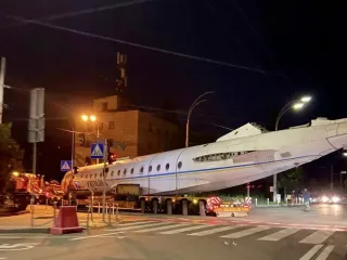 Самолет на улицах Киева: куда перевозили легендарный лайнер и что о нем известно (фото)