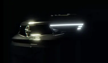 Маленький снаряд: самый быстрый кроссовер Opel показали до презентации (видео)