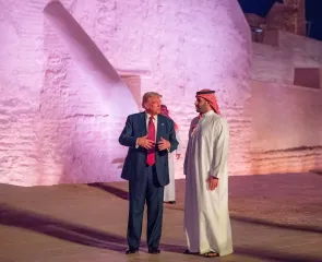 Дворцы, верблюды и золотые мечи: как арабские лидеры восхищали Дональда Трампа