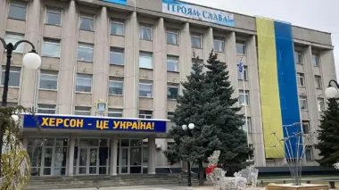 РФ вдень вдарила з артилерії по Херсону, загинула жінка – прокуратура