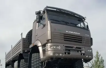 Резиновая броня и РЭБ: в РФ показали "постапокалиптический" КАМАЗ с защитой (фото)