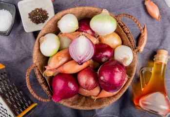 Физики рассчитали, как нарезать лук без единой слезинки: все оказалось очень просто