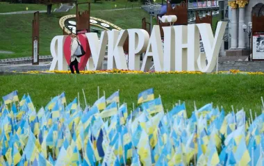 У центрі Києва виставили поліцейський патруль зі зброєю: що сталось