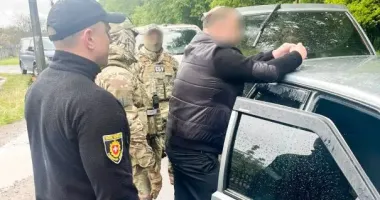 На Рівненщині голову громади затримали на хабарі у 7500 доларів