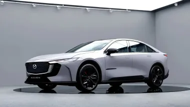 Mazda показала электрифицированный седан в спортивном стиле с запасом хода до 1300 км (фото)