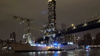 Парусник ВМС Мексики врезался в Бруклинский мост в Нью-Йорке: около 20 пострадавших