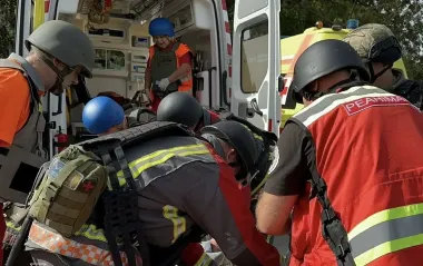 РФ скинула вибухівку на авто в Херсоні: двоє чоловіків у лікарні